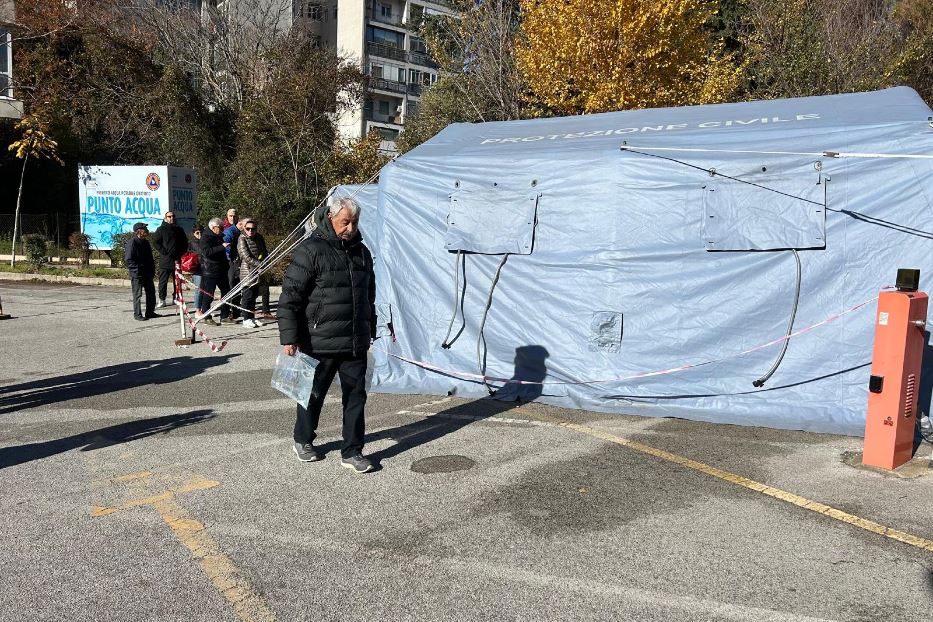 La gente fa ricorso alle autobotti a Potenza