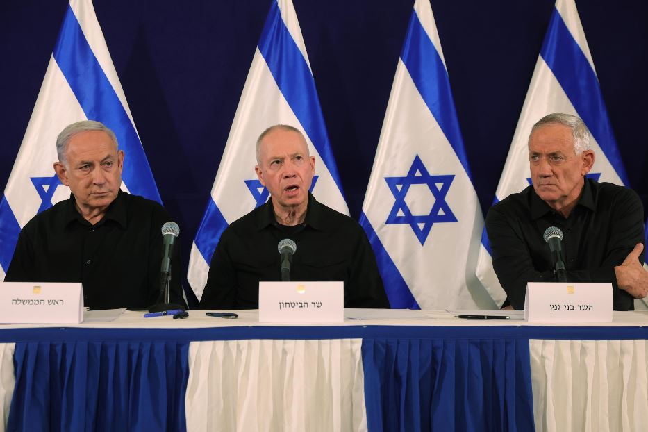 I membri del Gabinetto di guerra israeliano con diritto di voto: da sinistra, il premier Benjamin Netanyahu, il ministro della Difesa Yoav Gallant e il ministro Benny Gantz