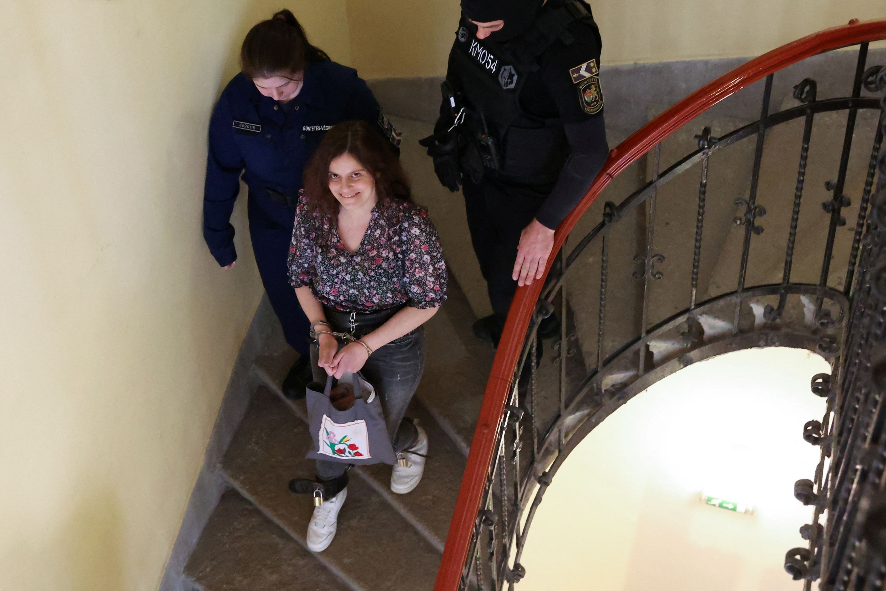 Ilaria Salis in catene al tribunale di Budapest