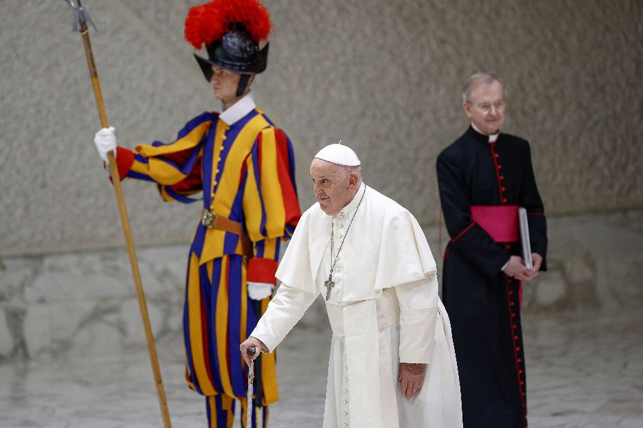 Il Papa all'ingresso nell'Aula Paolo VI