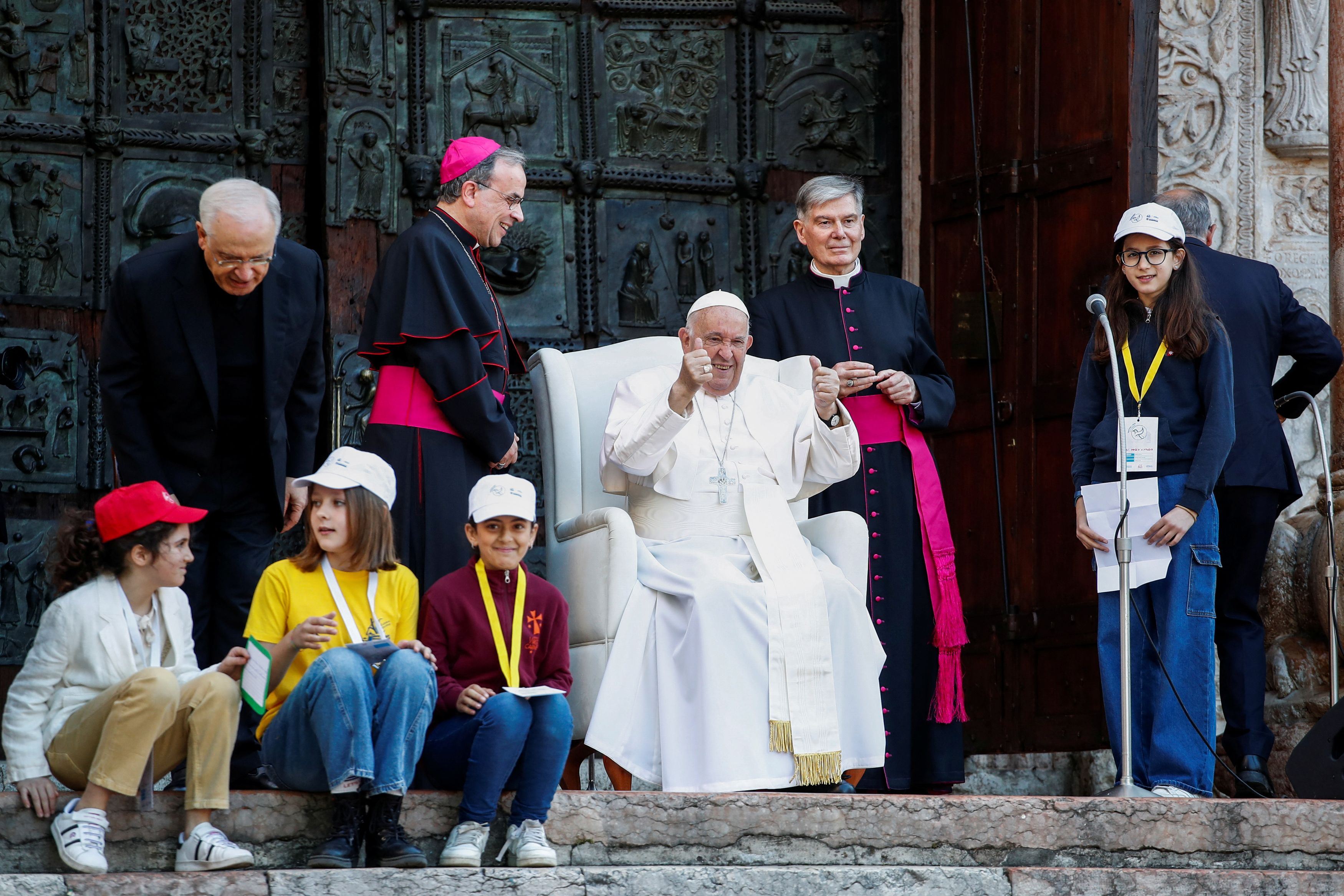 Il Papa sul sagrato di San Zeno con i bambini