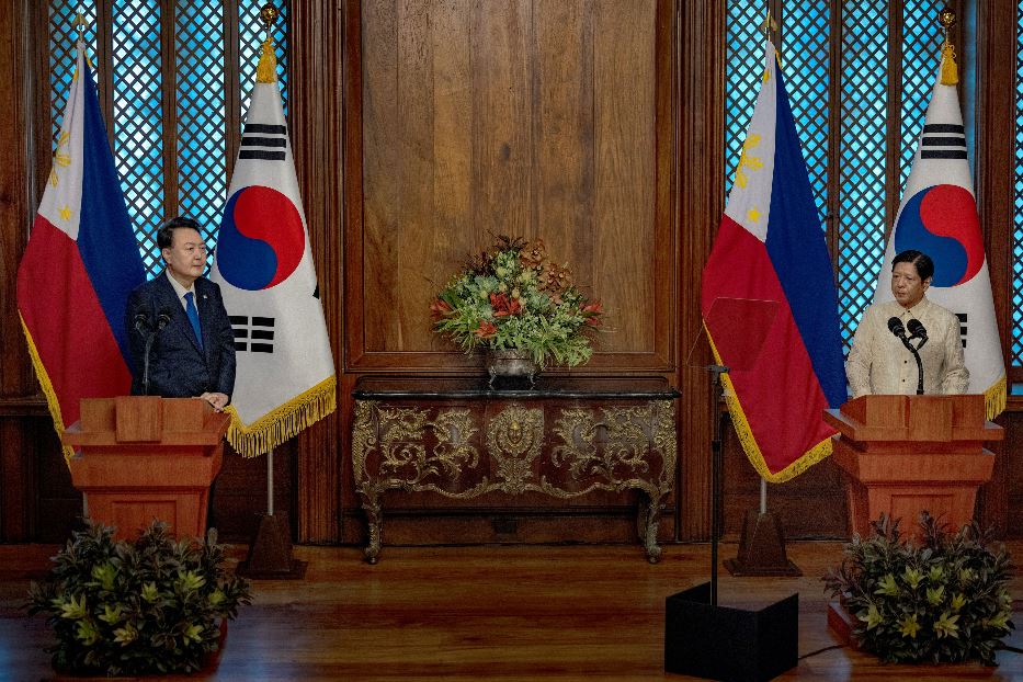 Il presidente sudcoreano Yoon Suk Yeol (a sinistra) e il presidente filippino Ferdinand Marcos Jr a Manila