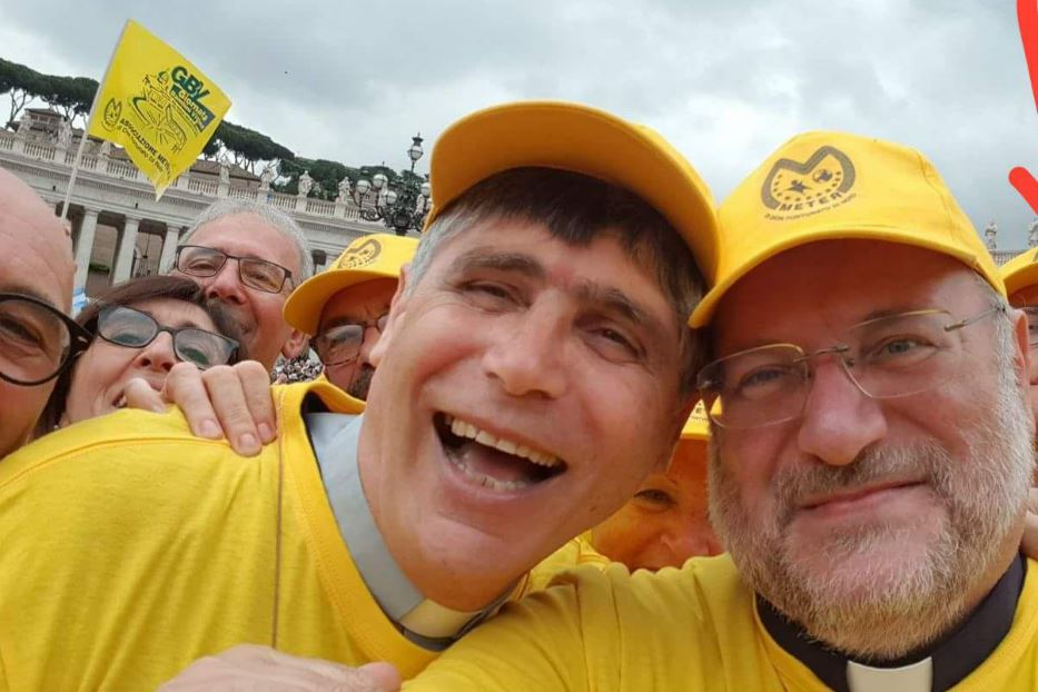 Don Maurizio Patriciello insieme a don Fortunato Di Noto in piazza San Pietro per un'udienza del Papa