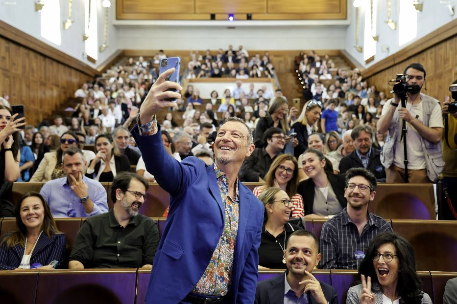 Il conduttore Amadeus ieri nell'Aula Magna dell'Università Cattolica di Milano