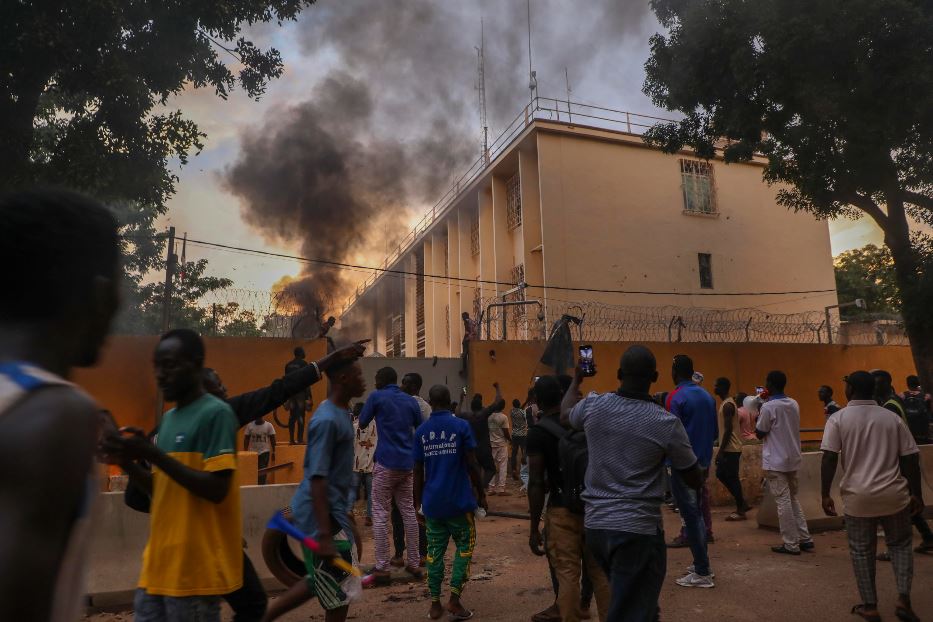 L'assalto all'ambasciata francese nella capitale del Burkina Faso, Ouagadougou, durante l'ultimo golpe del gennaio 2022 che ha spianato la strada all'ulteriore esplosione del jihadismo nel Paese e della penetrazione russa
