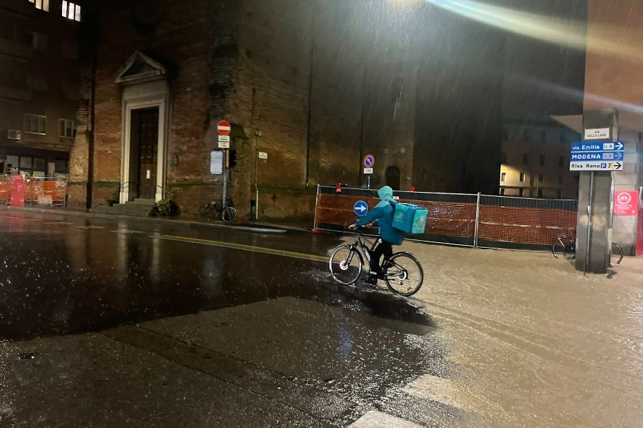 Oltre la foto: ma perché i rider lavorano anche durante un'alluvione?