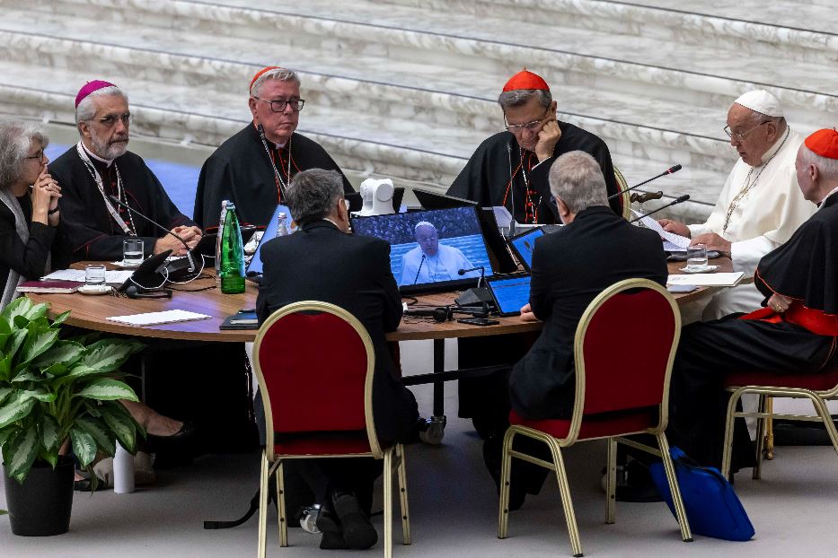 Il Papa a uno dei tavoli dei lavori sinodali