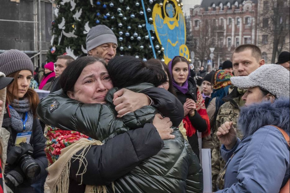 Parenti di soldati in piazza Santa Sophia a Kiev