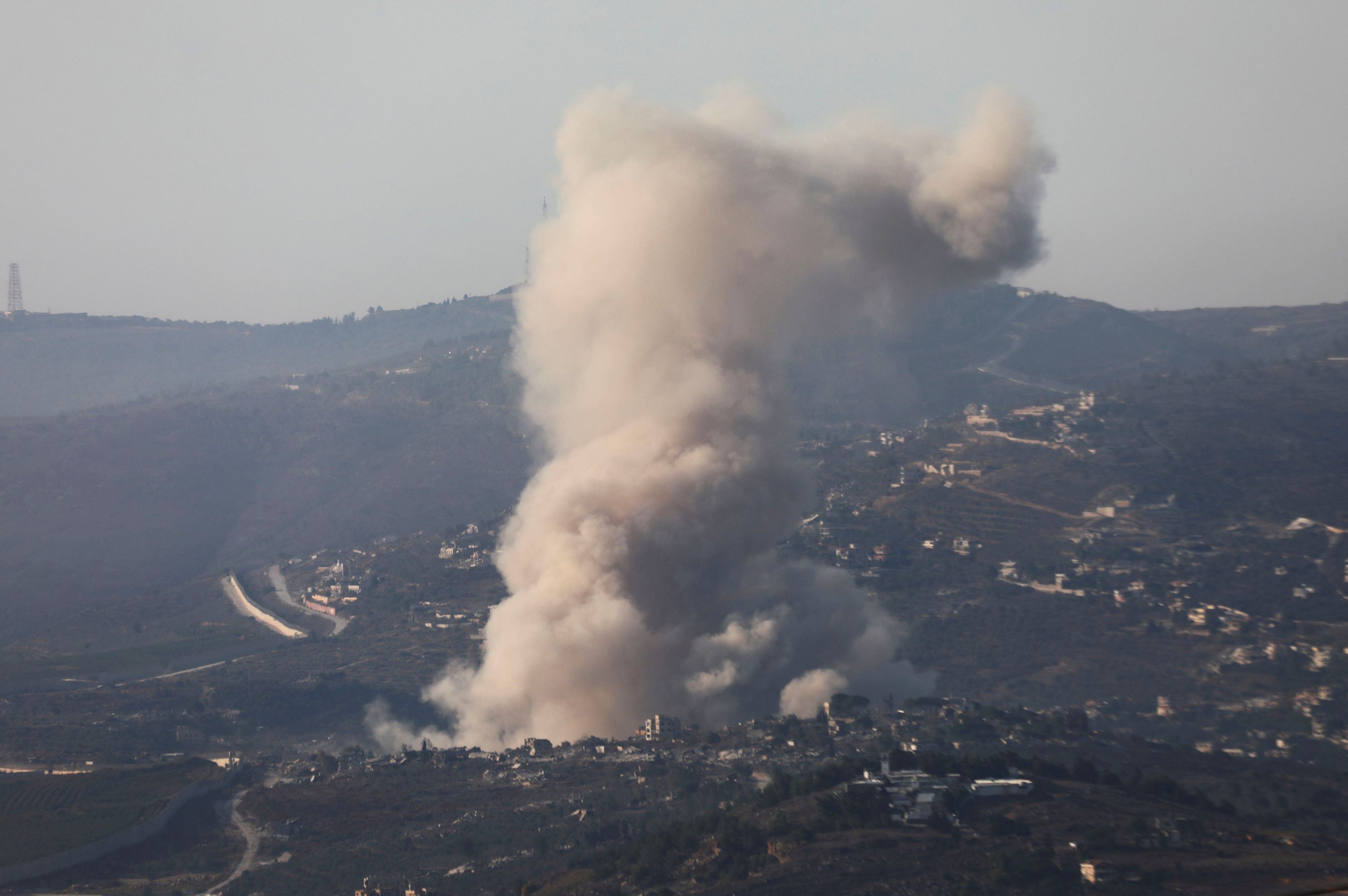 Il fumo delle esplosioni si alza dalla cittadina libanese di Kfar Kila al confine con Israele