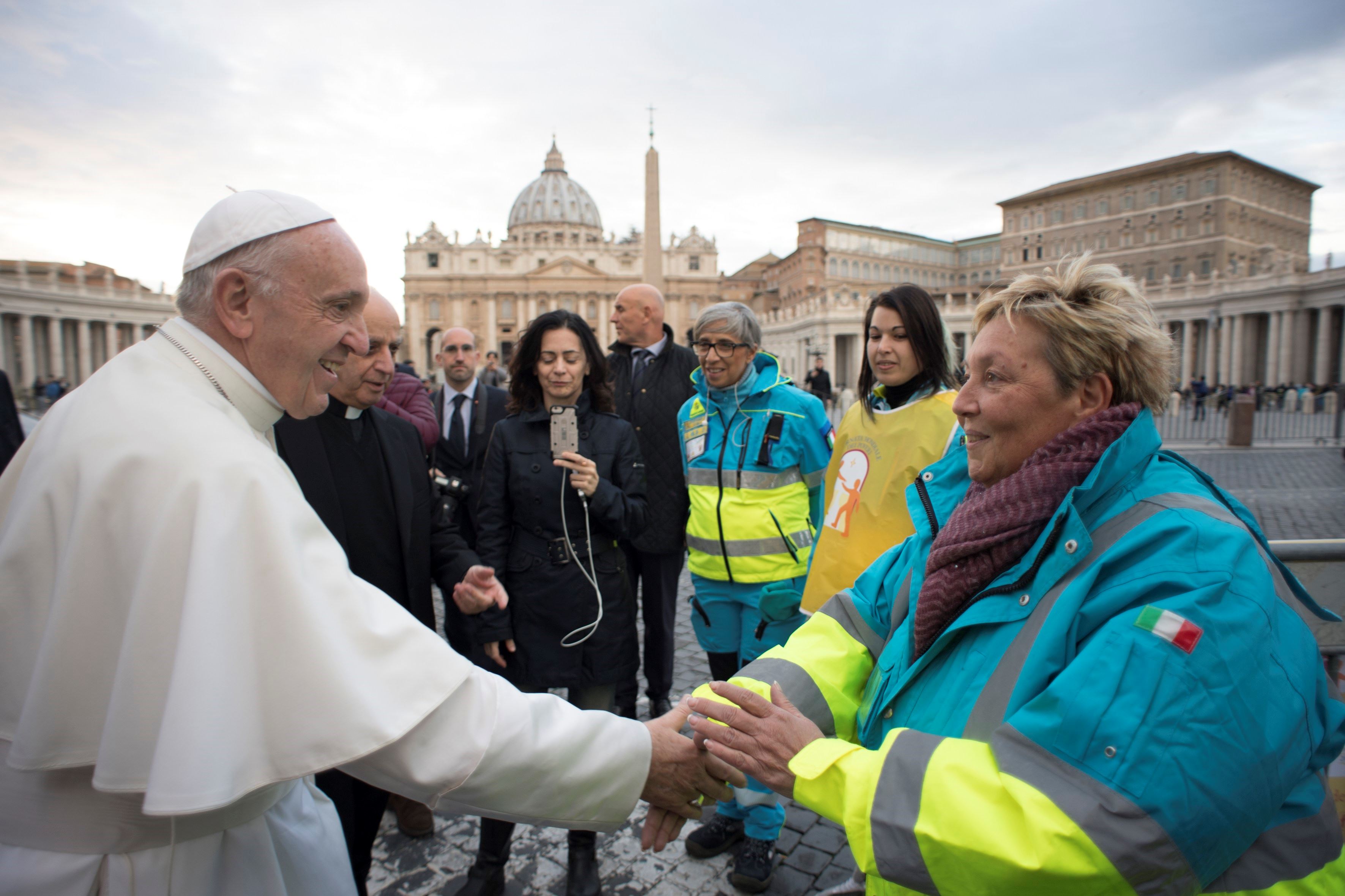 Il Papa saluta alcuni volontari delle Misericordie