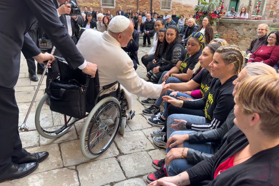 Papa Francesco in visita alla Casa di reclusione femminile della Giudecca, il 28 aprile 2024. L'immagine è parte di un servizio fotografico esclusivo pubblicato nel catalogo del Padiglione della Santa Sede alla Biennale