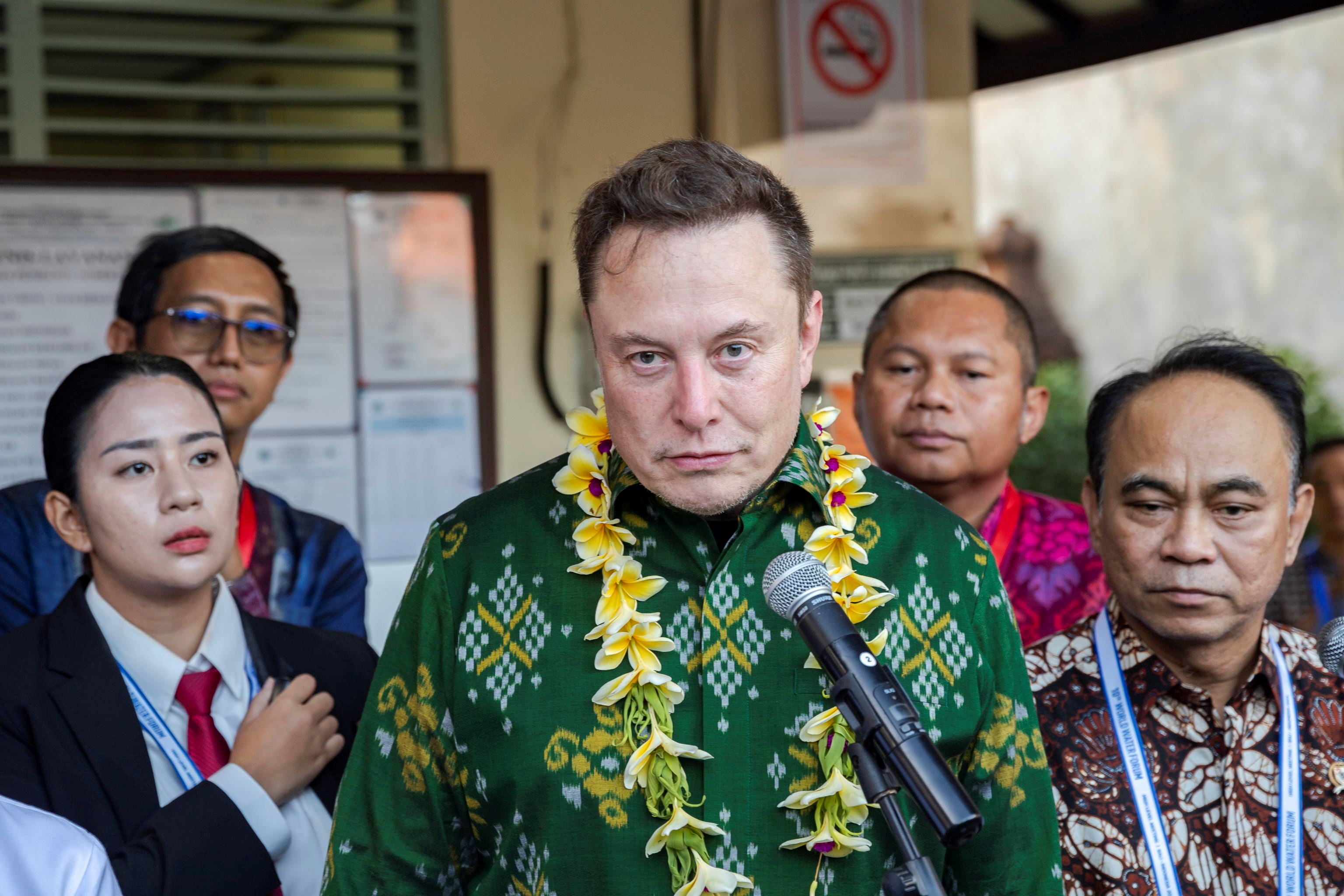 Elon Musk durante una visita a Bali, in Indonesia