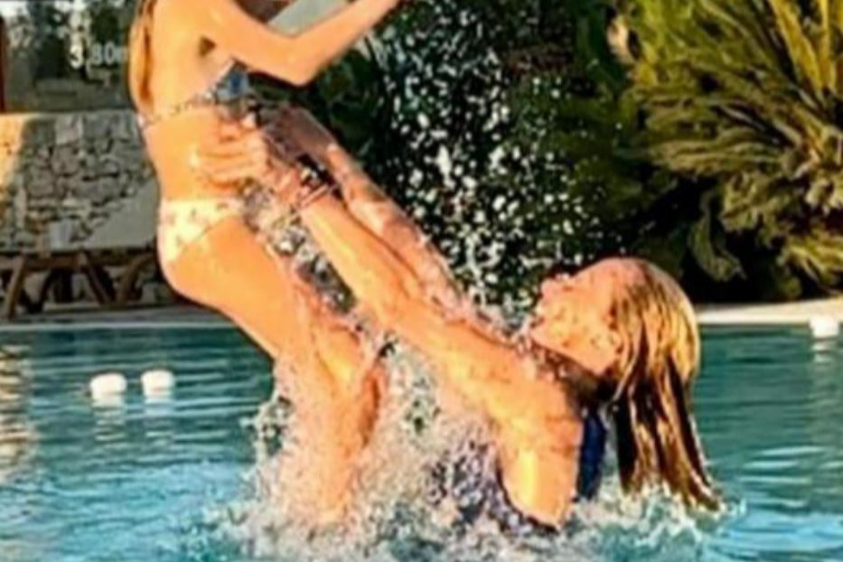 La premier Giorgia Meloni a Ferragosto in piscina con la figlia Ginevra nella masserie di Ceglie Messapica dove sta trascorrendo le vacanze.