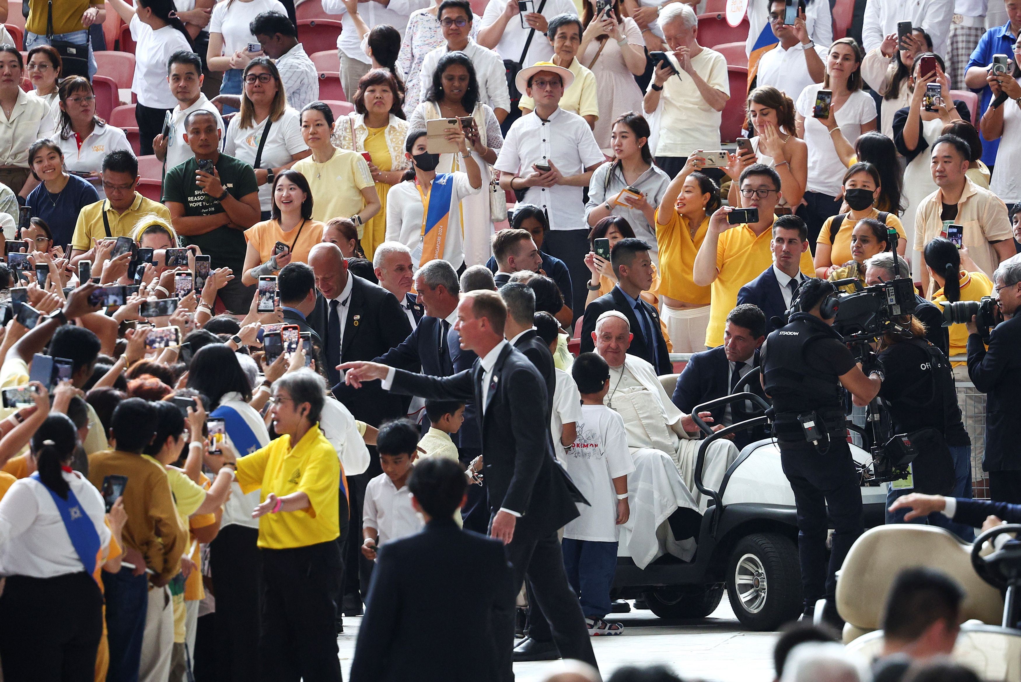 Il Papa saluta i fedeli prima della messa al Singapore National Stadium