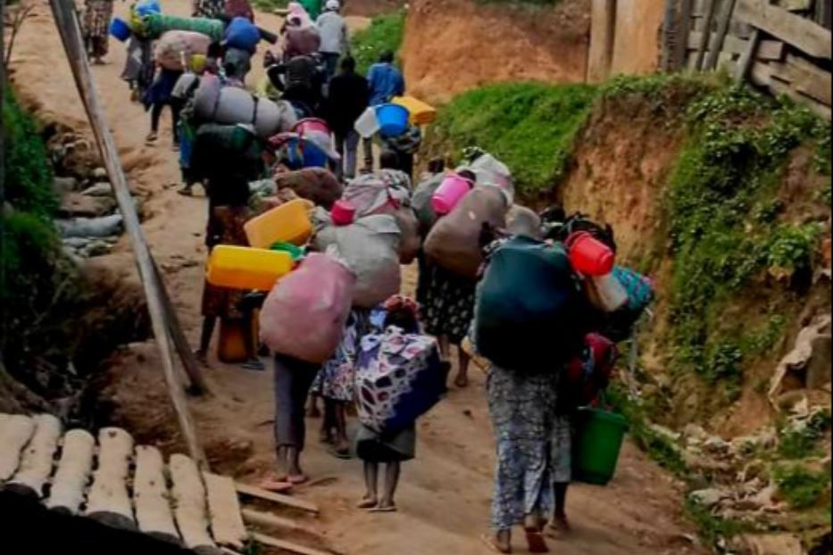 Sfollati in fuga da un villaggio del Nord Kivu, incalzati dai guerriglieri dell'Adf