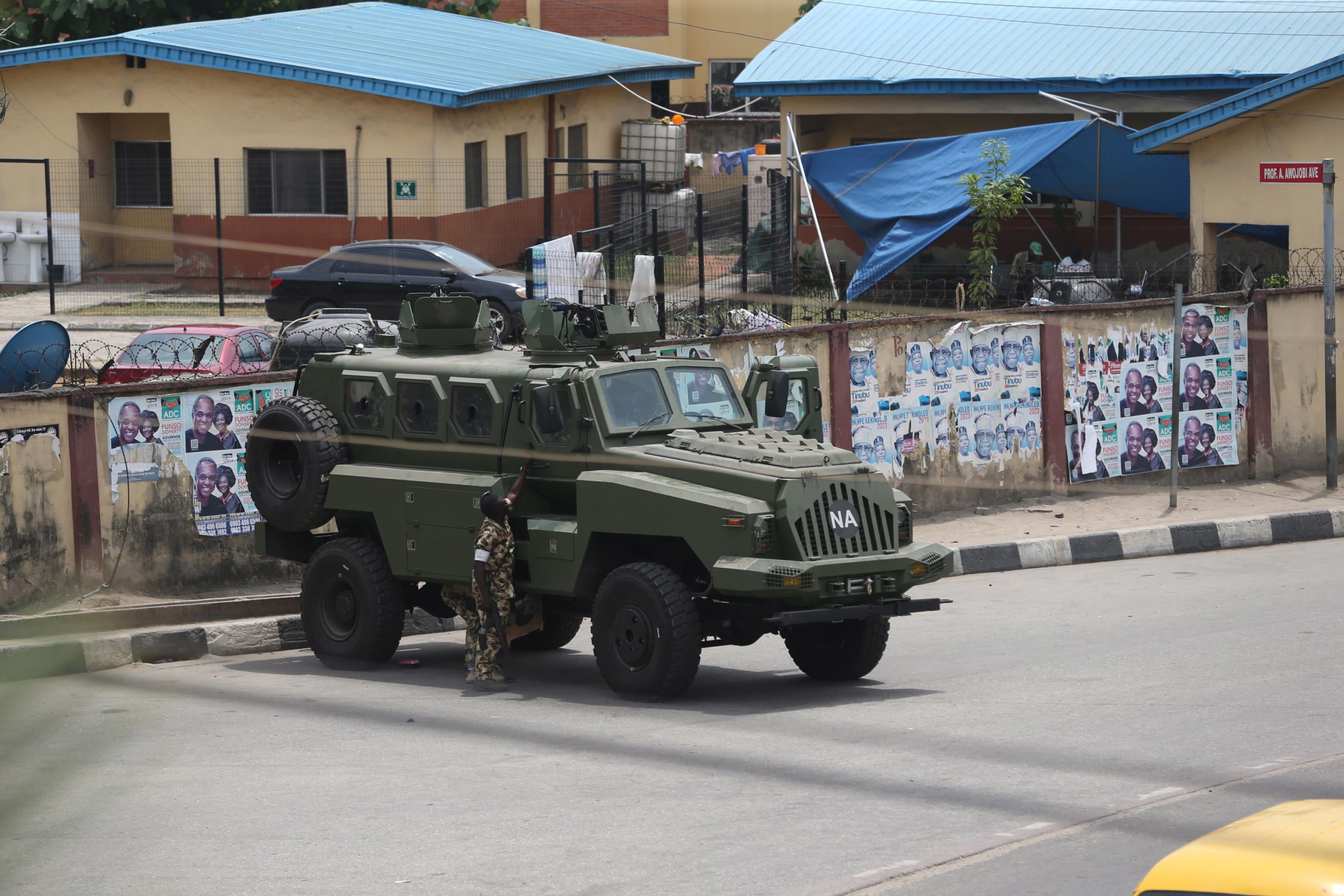 L'esercito schiero nella capitale economica nigeriana, Lagos