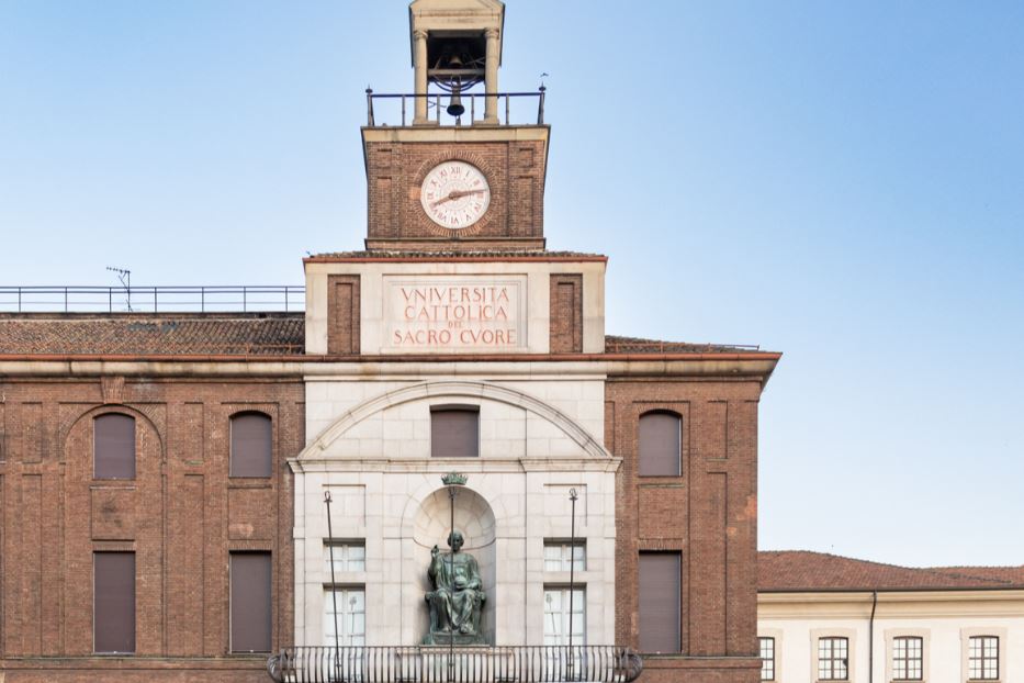 La facciata della sede milanese dell'Università Cattolica