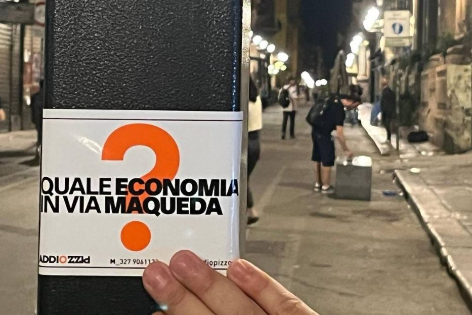 Uno degli “attacchini” comparsi per le vie di Palermo stanotte e fotografati per i social network dai volontari di Addiopizzo