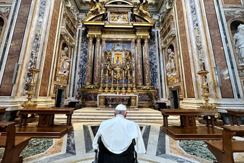 Papa Francesco prega in Santa Maria Maggiore