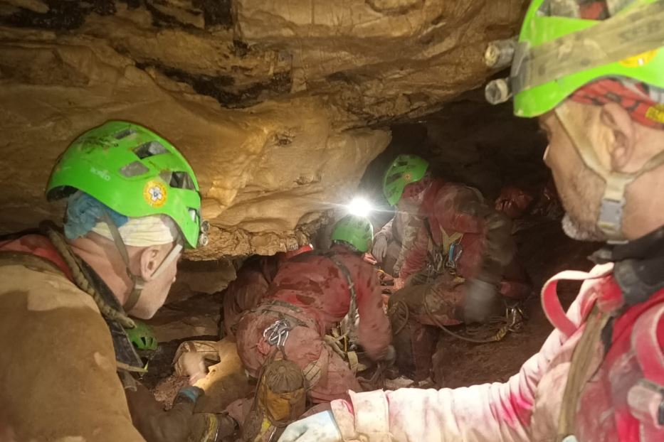 In trappola nella grotta, corsa per salvarla