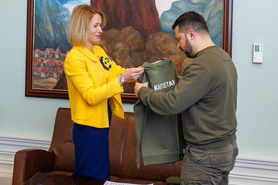 La premier estone Kaja Kallas con il presidente ucraino Volodymyr Zelensky oggi a Tallin