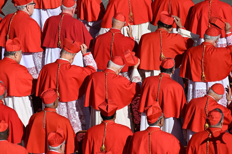 I cardinali? Mani unite e piedi nudi