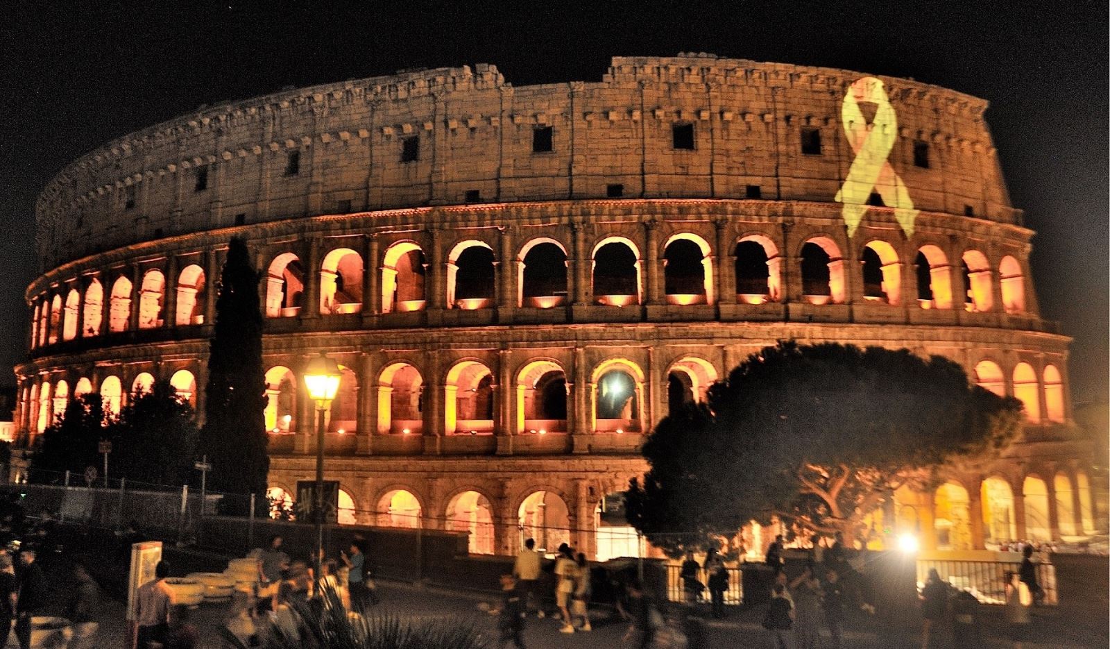 Un nastro d'oro illumina il Colosseo per aiutare i bambini malati di cancro