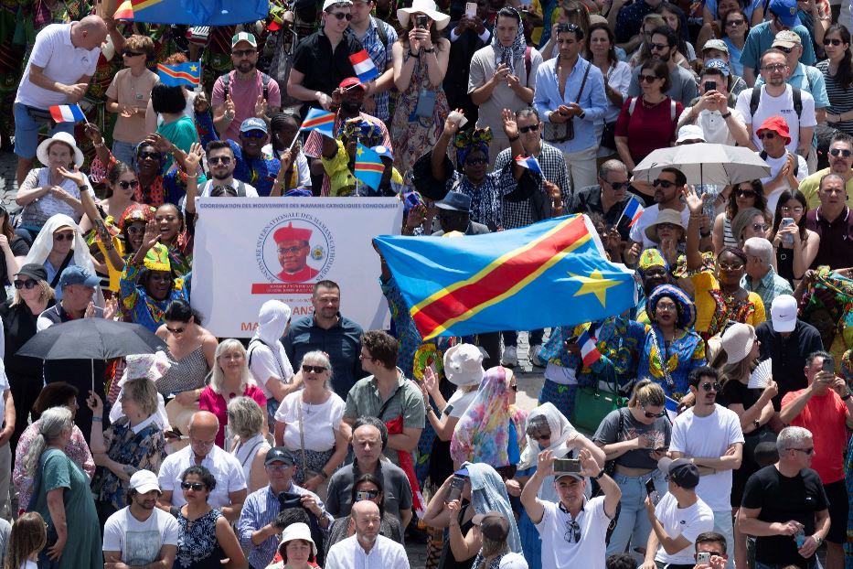 Una bandiera congolese in piazza San Pietro durante l'Angelus