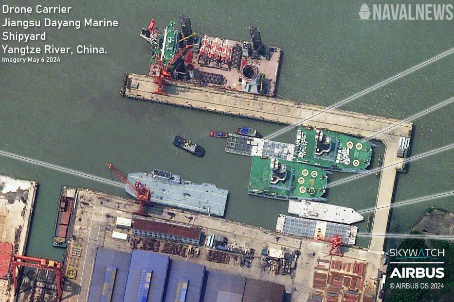 La nave portadroni nel cantiere sul fiume Jiangsu