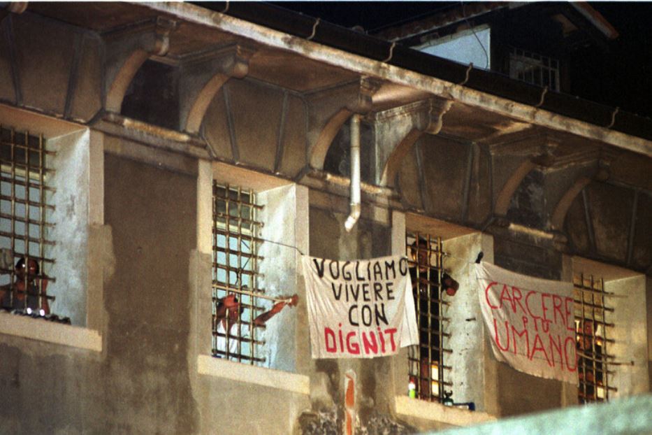 Striscioni dei detenuti che chiedono dignità durante la protesta a Trieste