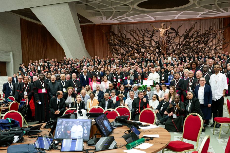 Foto di gruppo al Sinodo dei vescovi in Aula Paolo VI