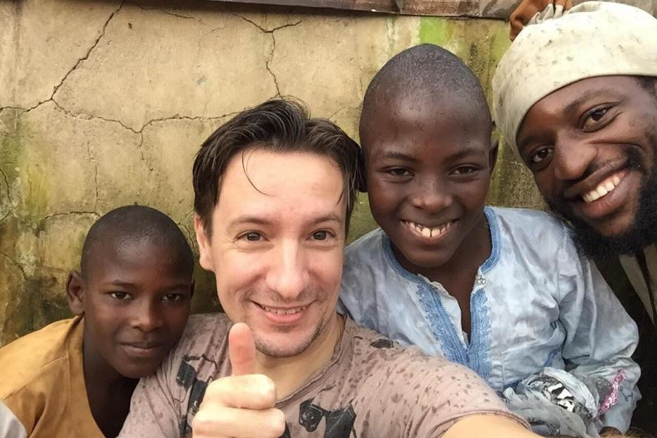 Luca Attanasio con alcuni giovani congolesi. La foto proviene dal profilo Facebook della moglie dell'ambasciatore