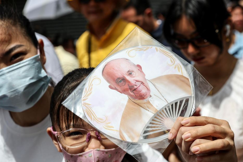 I fedeli sventolano l'immagine del Papa allo Stadio nazionale di Singapore