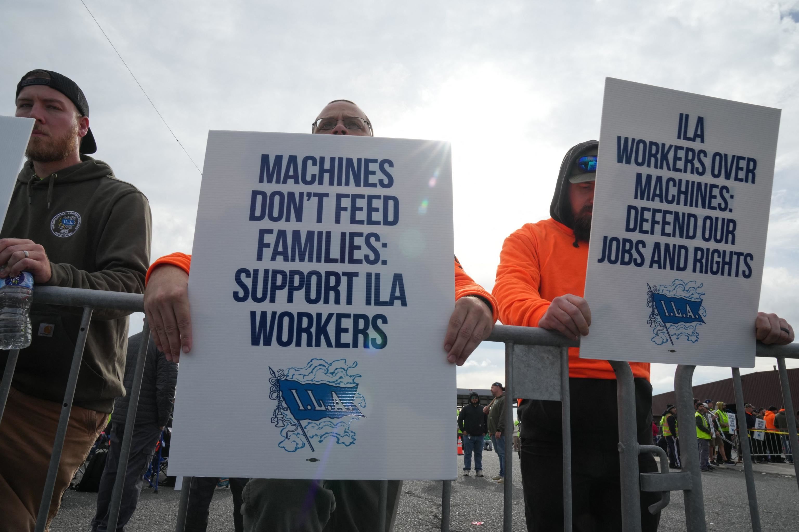 Lavoratori in sciopero nel porto di Newark, nel New Jersey