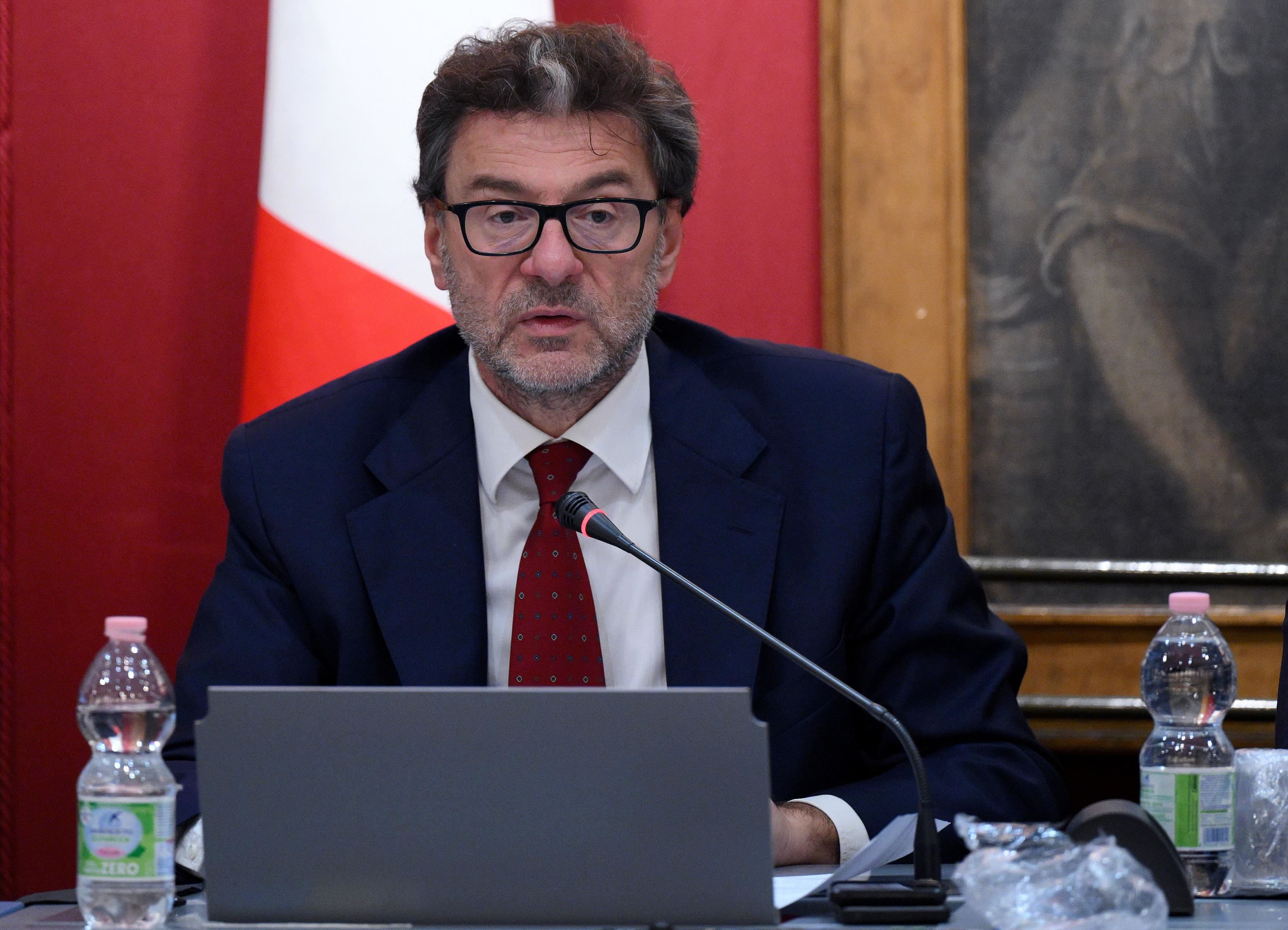 Giorgetti: nessuna nuova tassa, risponderemo con i fatti