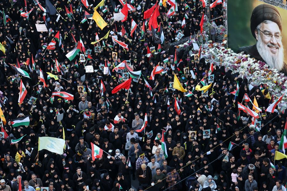 Una folla immensa a Teheran piange commemora la morte di Nasrallah