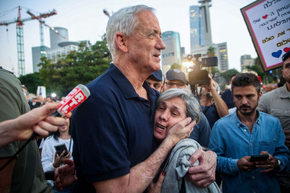 Benny Gantz abbraccia la parente di un ostaggio a Tel Aviv