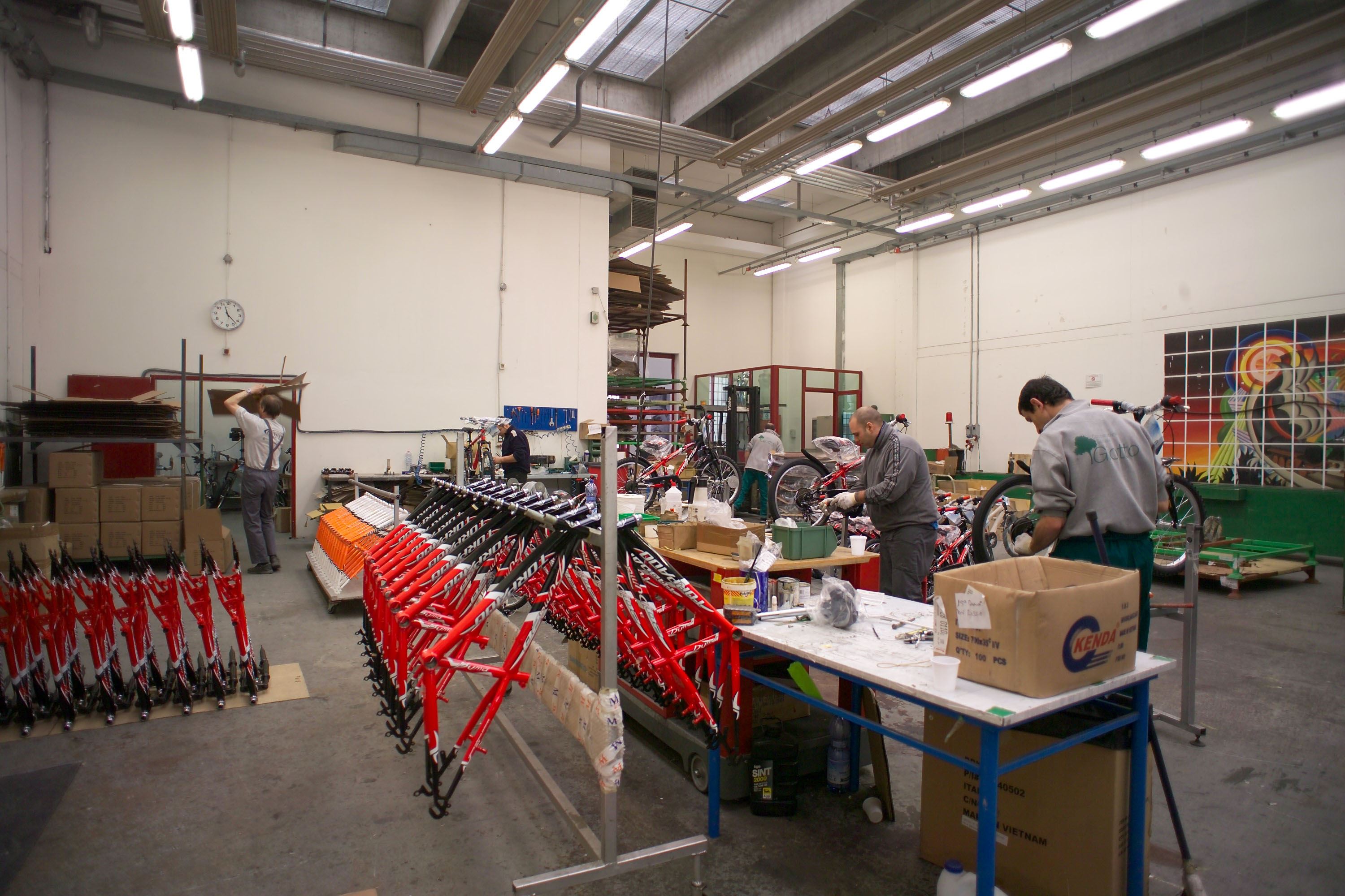 Detenuti del carcere Due Palazzi di Padova al lavoro nell'officina per biciclette