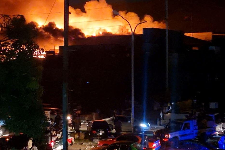 In fiamme la periferia della capitale Port Moresby: i manifestanti hanno incendiato alcune strutture pubbliche