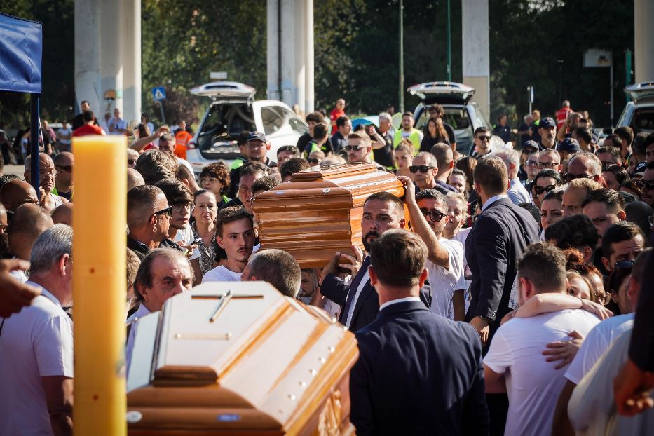 Don Battaglia ai funerali per le vittime di Scampia: arginare il crollo sociale