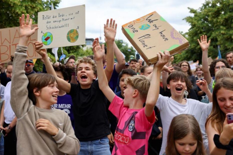 Bambini manifestano per la salute della Terra