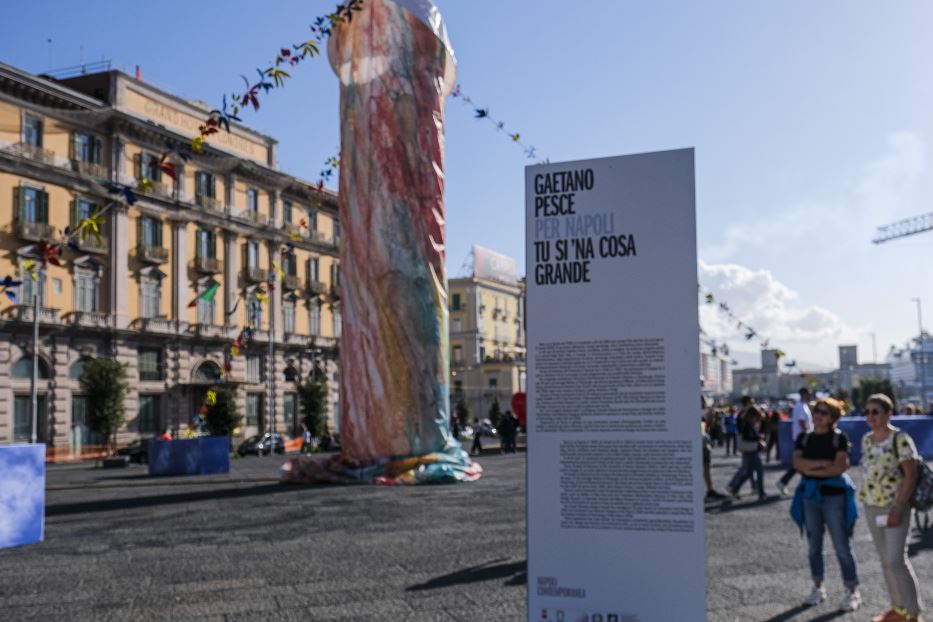 La discutibile installazione sistemata in piazza a Napoli che sta suscitando polemiche e dissensi