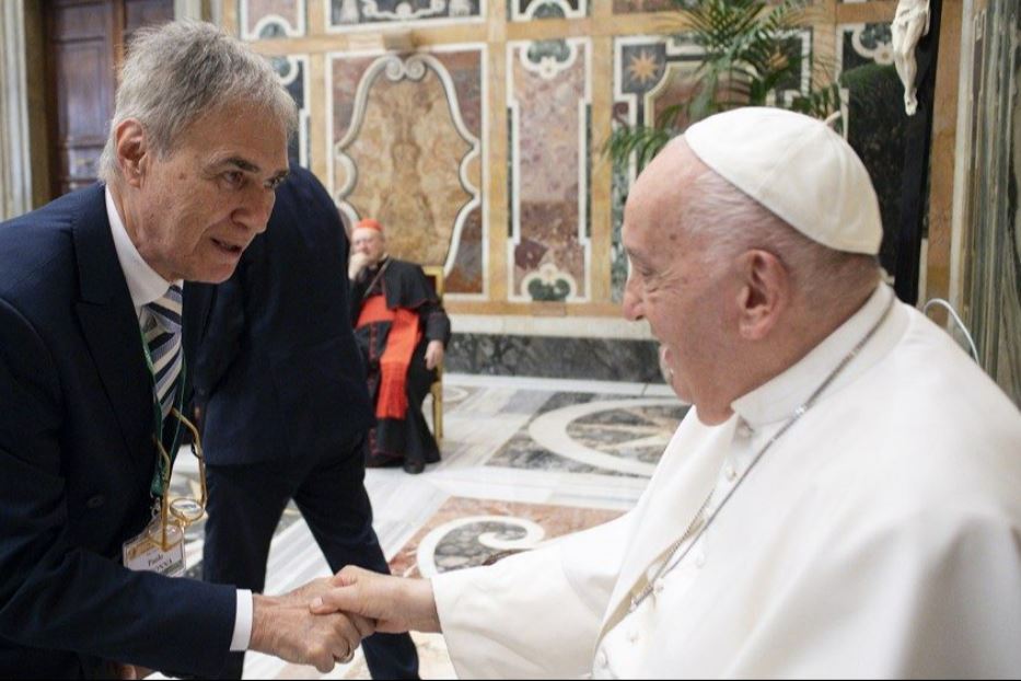 Paolo Garonna con papa Francesco durante un'udienza alla Fondazione Centesimus Annus pro Pontifice  nella sala Clementina in Vaticano