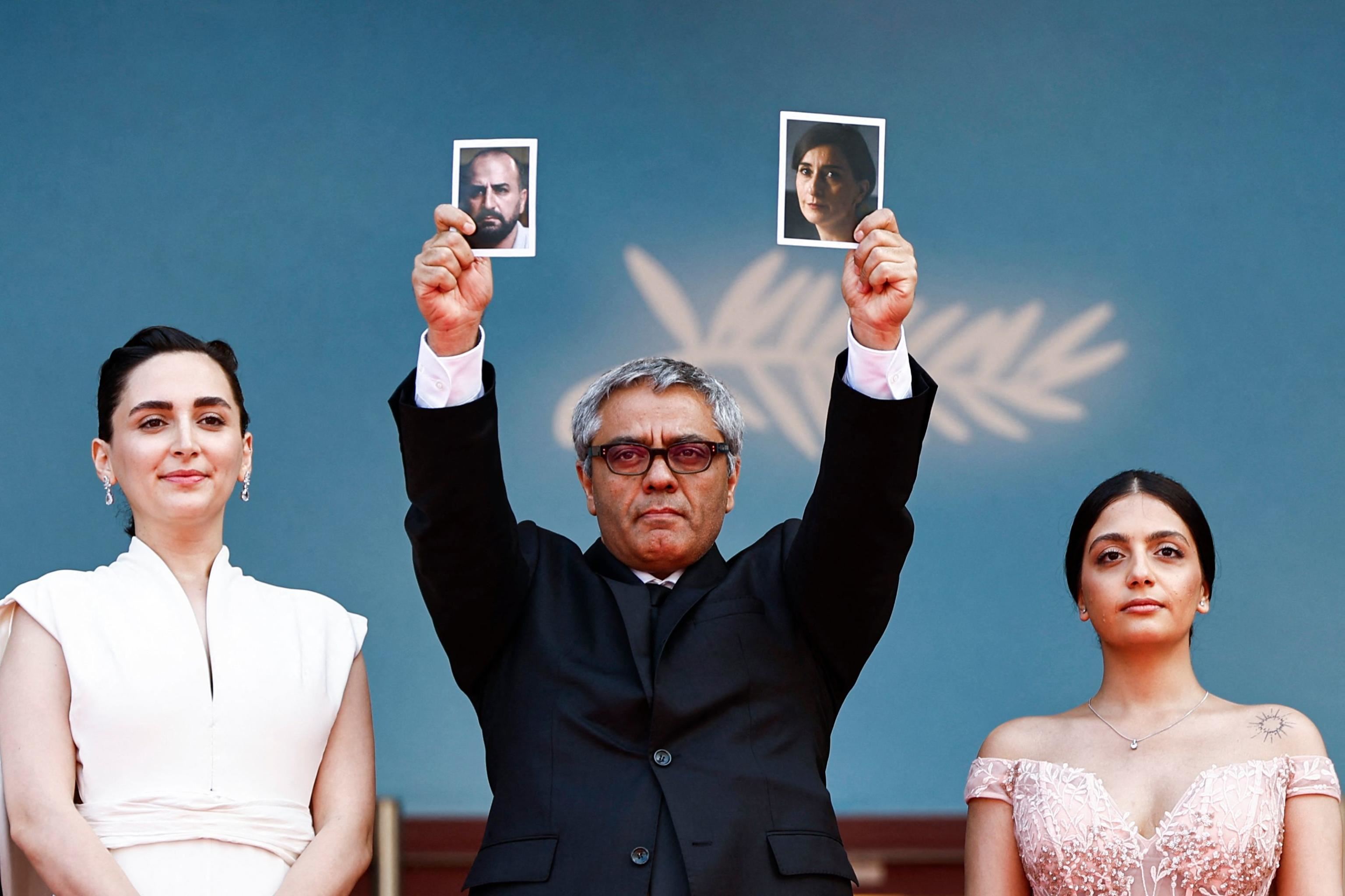 Il regista iraniano Mohammad Rasoulof con le foto degli attori Missagh Zareh e Soheila Golestani, che non possono lasciare il Paese