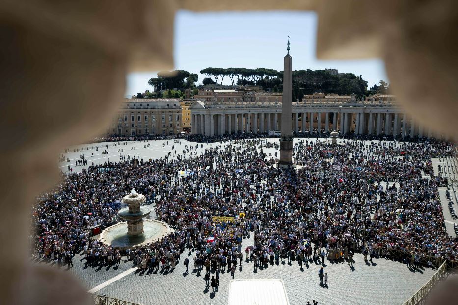 Piazza San Pietro affollata di fedeli, in una celebrazione con papa Francesco. Roma sarà il cuore del Giubileo