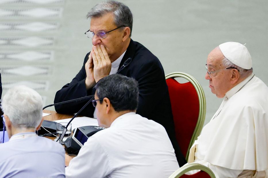 Il Papa durante i lavori del Sinodo in Vaticano