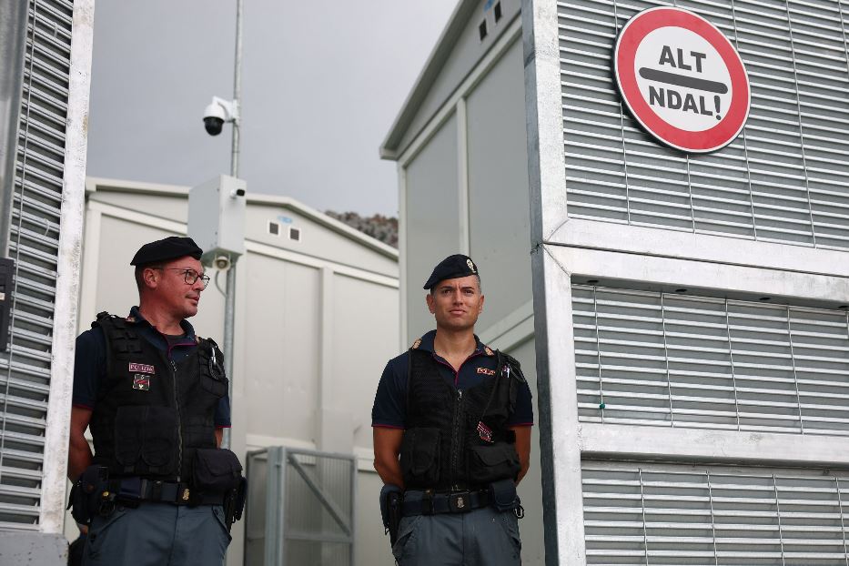 Due poliziotti italiani presidiano l'ingresso del centro per migranti di Shengjin in Albania