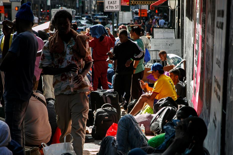 Migranti a New York, accampati davanti all'ingresso dell'ex Roosevelt Hotel, in attesa di un posto per dormire: l'albergo è da tempo sovraffollato da persone giunte dall'America Centrale