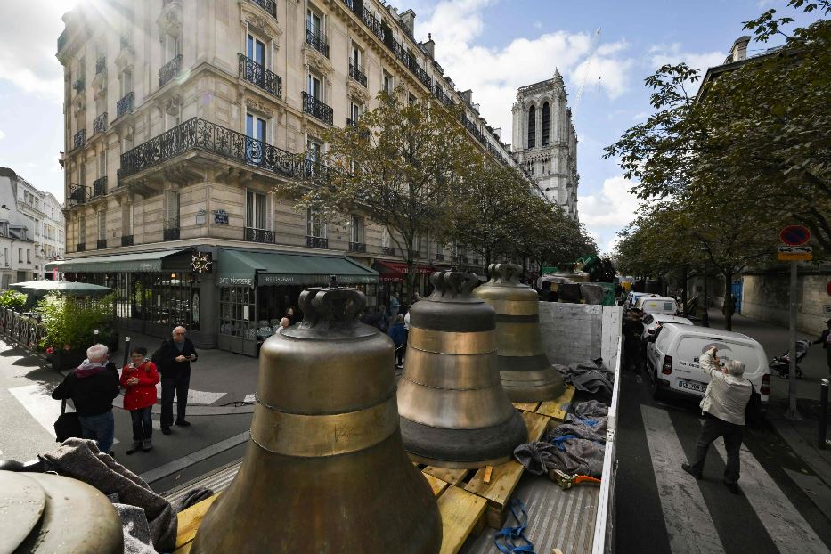 In fila sui tir attraverso Parigi: così le campane sono ritornate a Notre-Dame