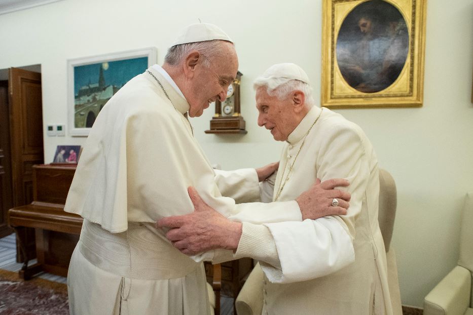 Francesco: «Benedetto XVI si dimise per umiltà»